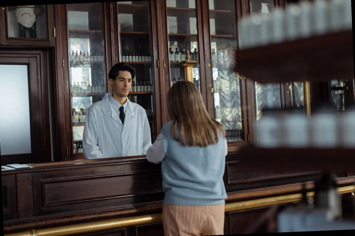 persona considerando opciones de medicación