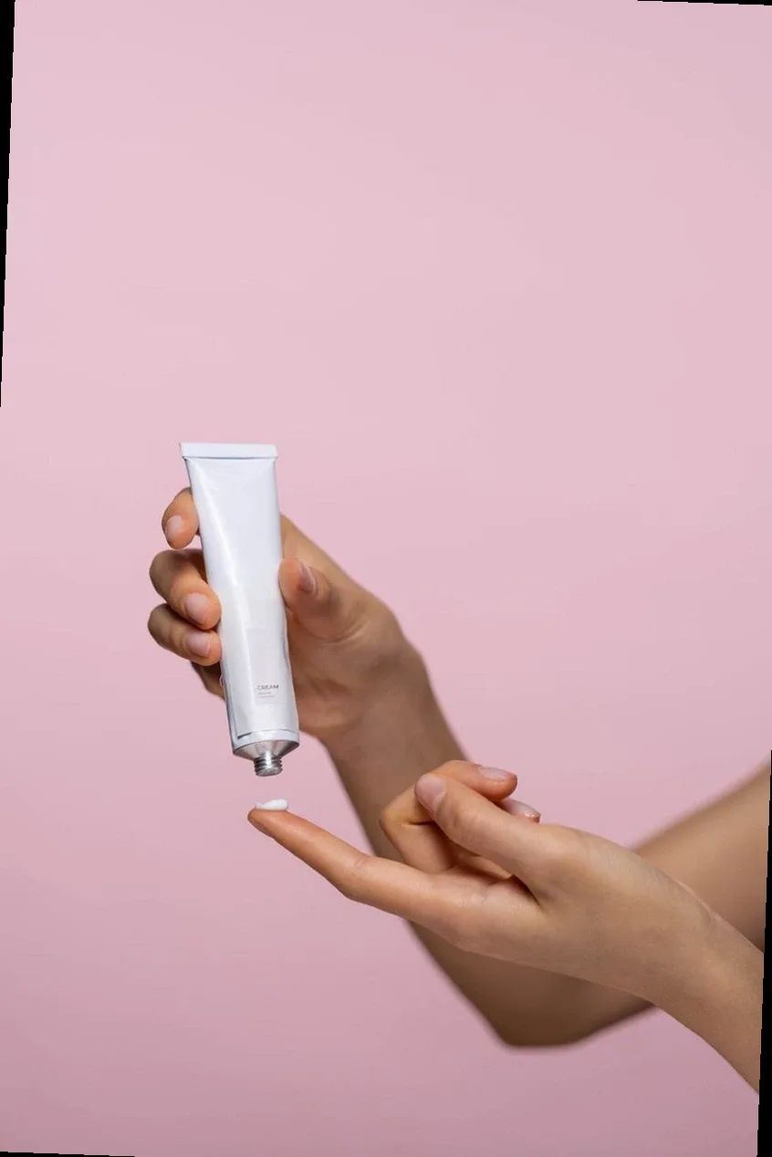 persona aplicando medicamento tópico