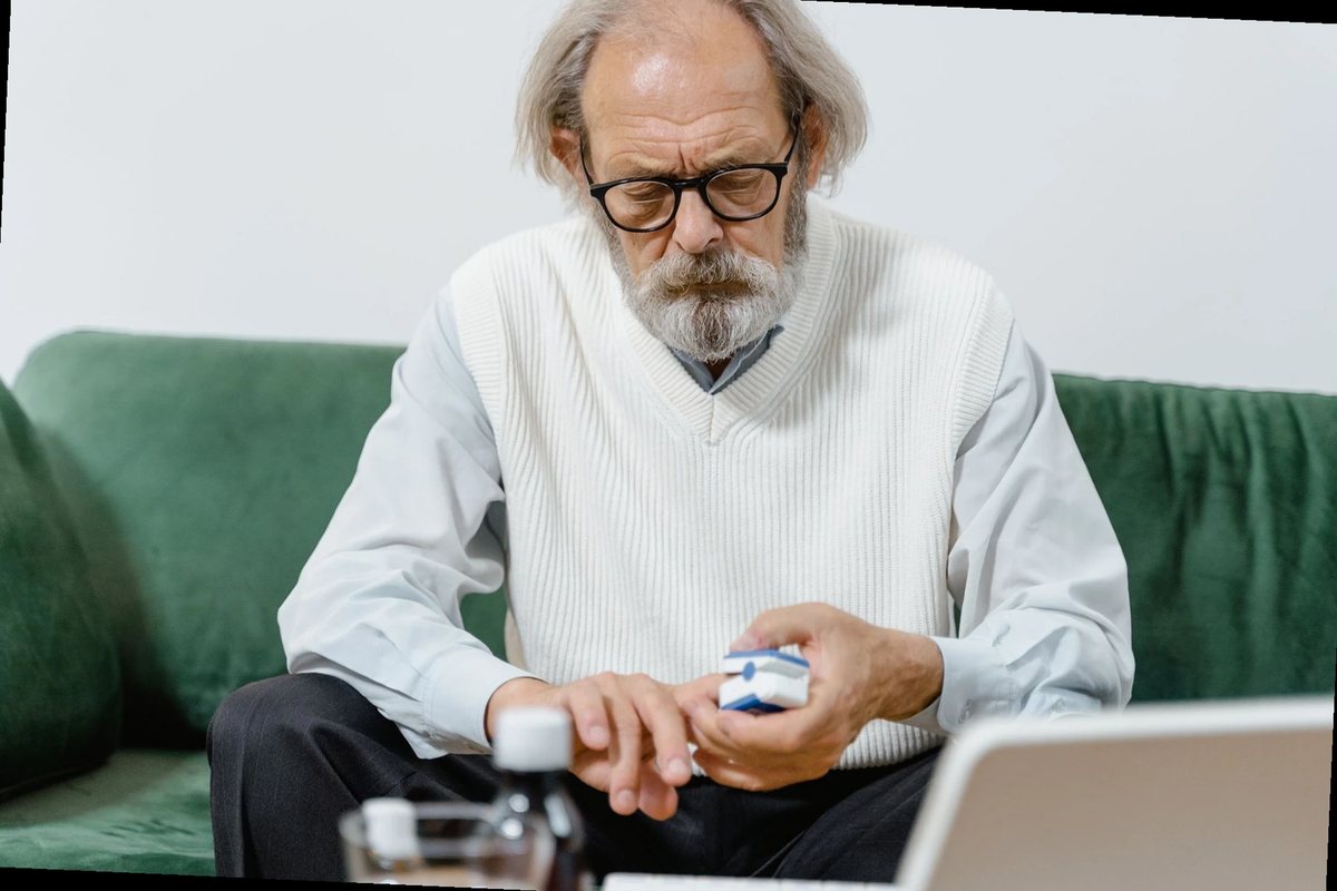 hombre consultando información sobre medicamentos