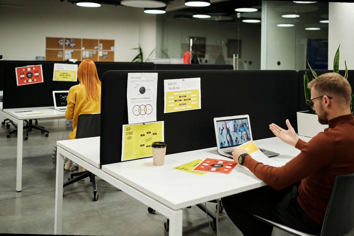 equipo de trabajo en oficina moderna