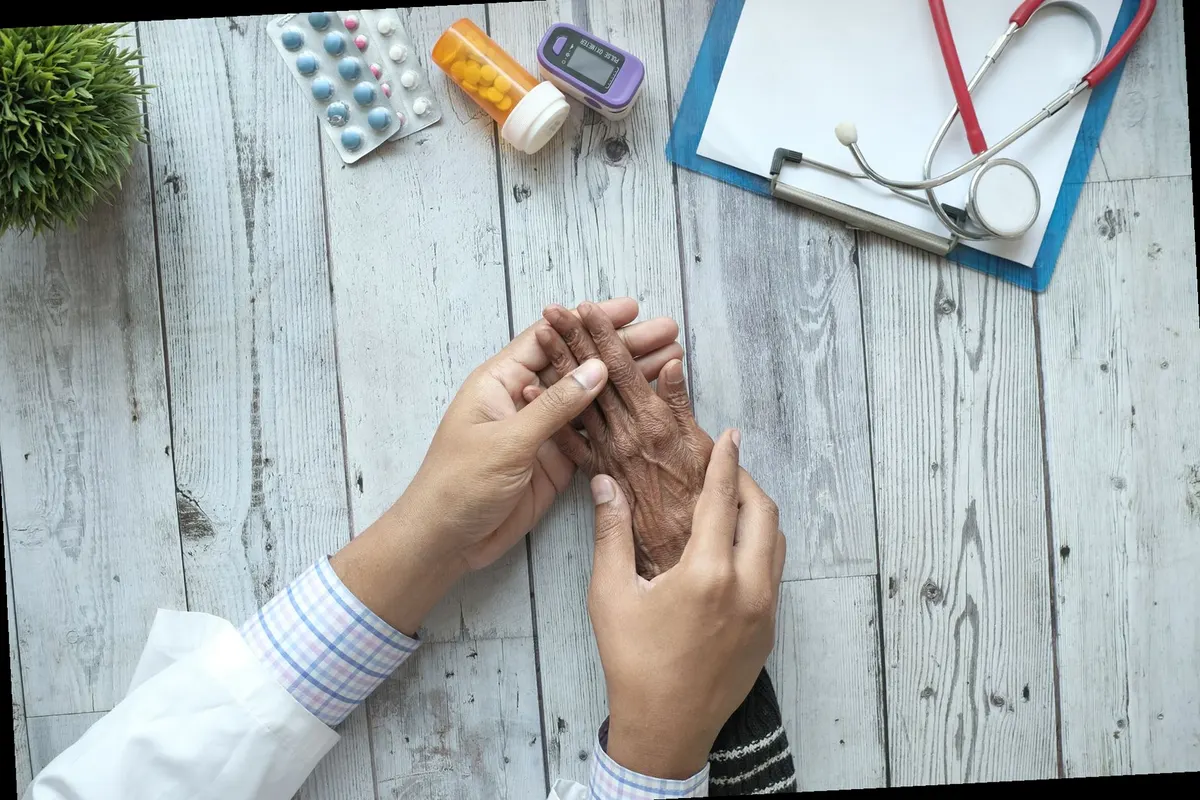 consulta médica con personas mayores