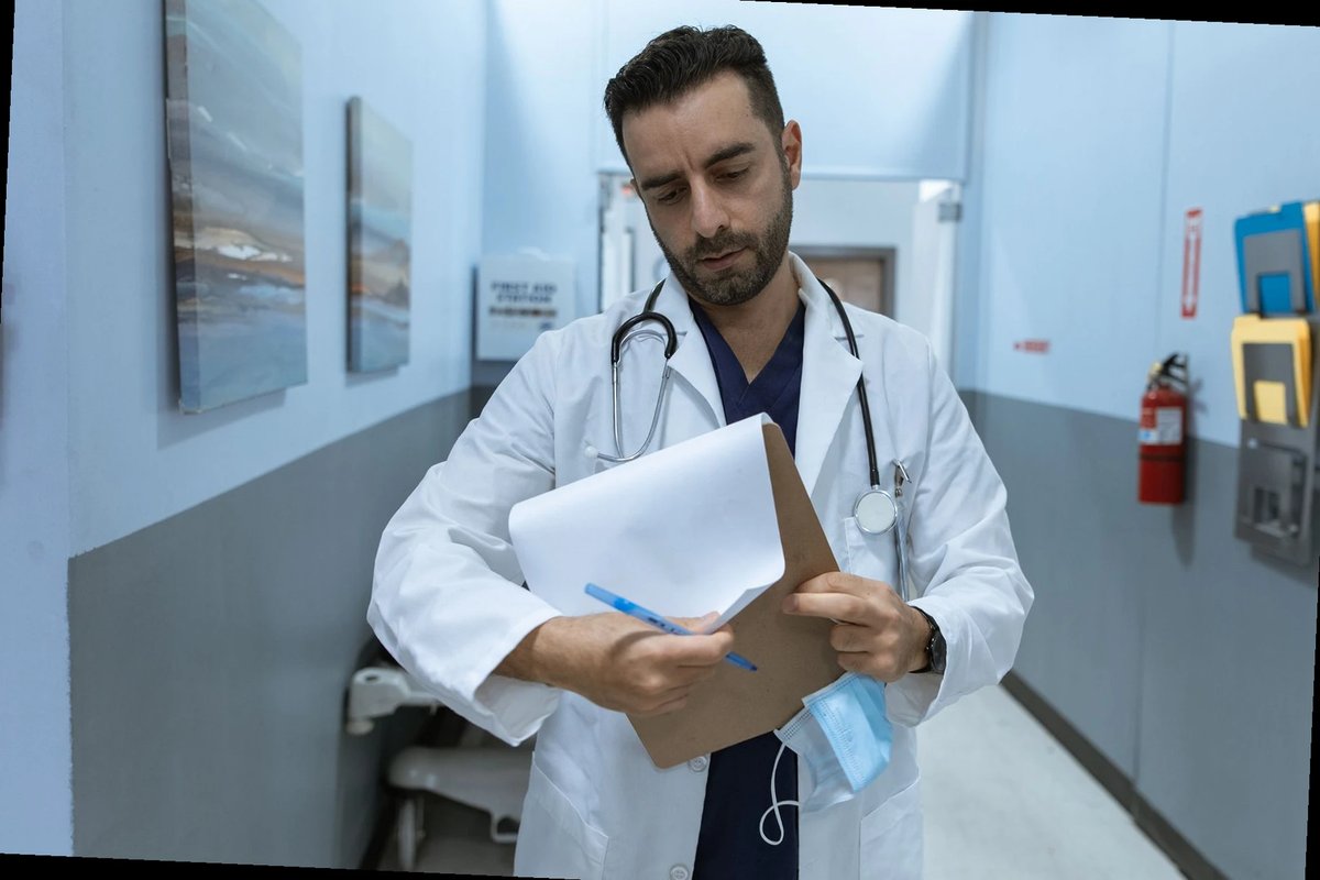 hombre consultando información médica