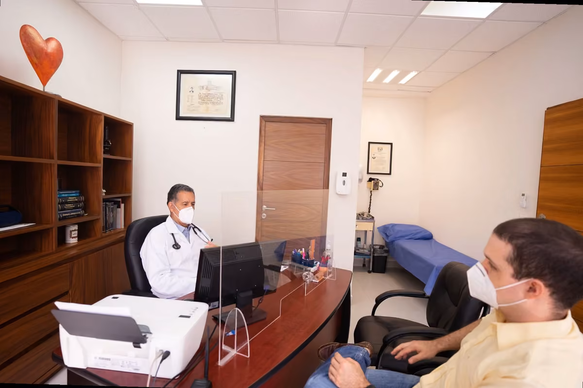 persona consultando información médica sobre efectos secundarios