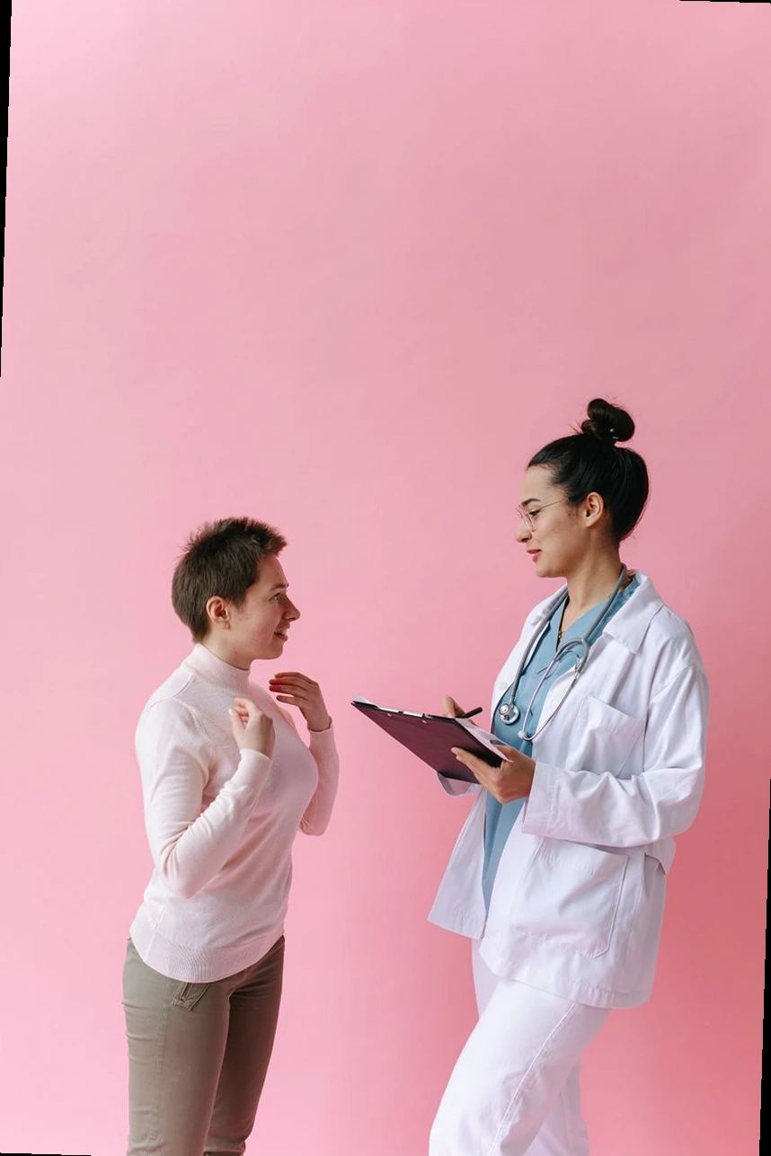 persona consultando información médica