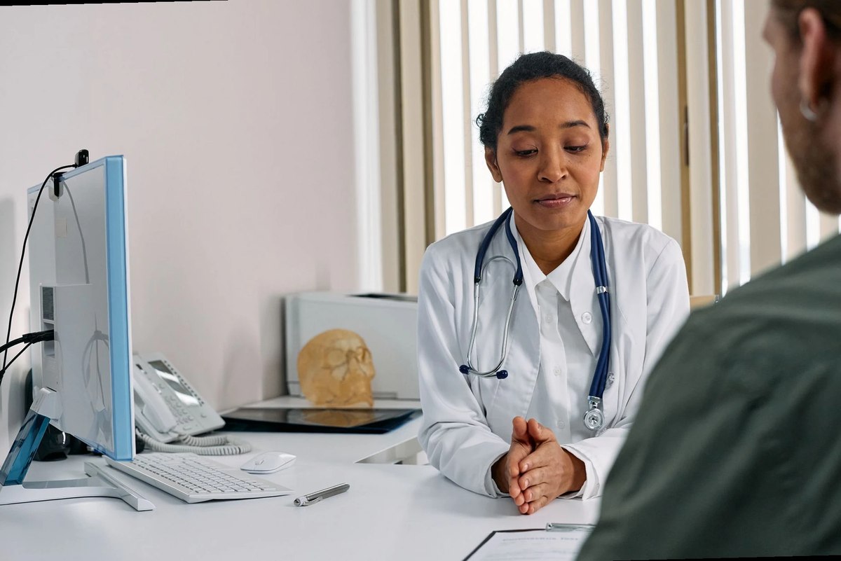 persona consultando información sobre medicamentos