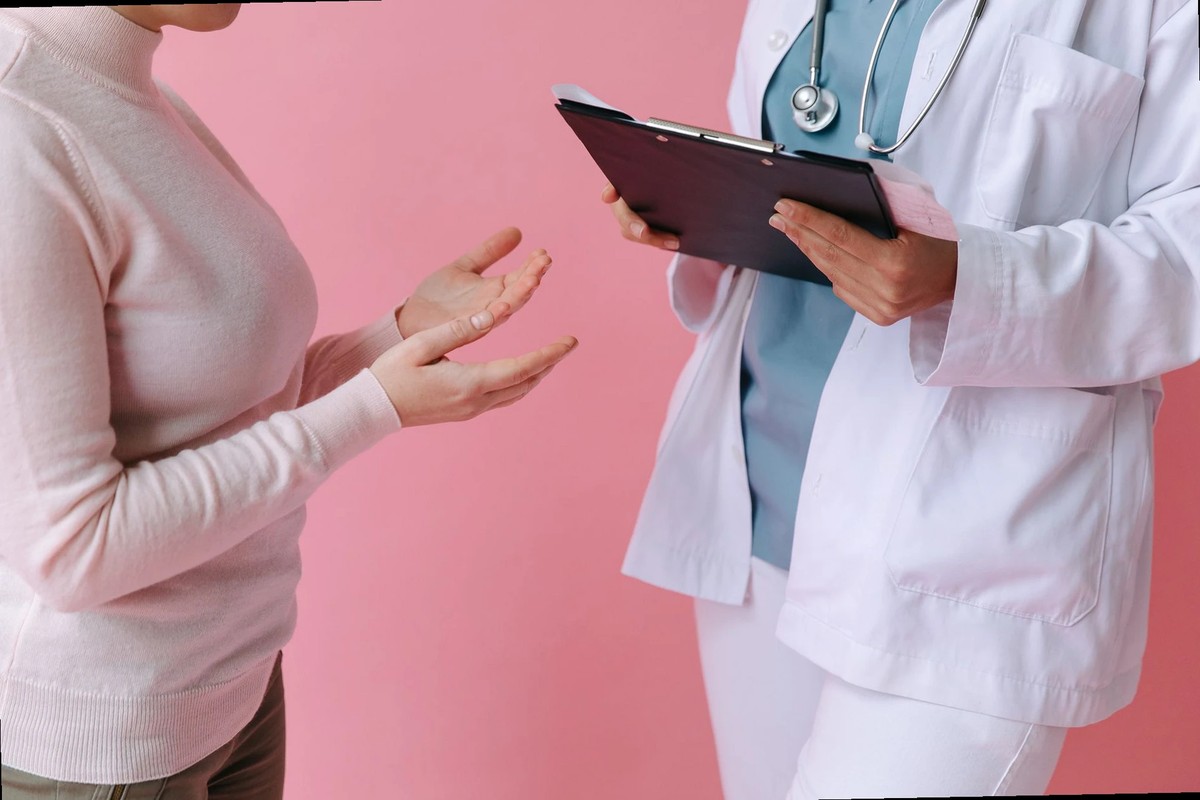 persona consultando información sobre medicamentos