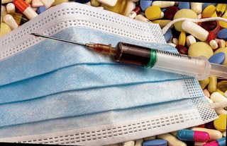administración intramuscular de medicamento en entorno clínico