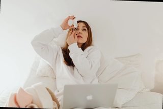 persona aplicando colirio para los ojos