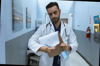 hombre consultando información médica