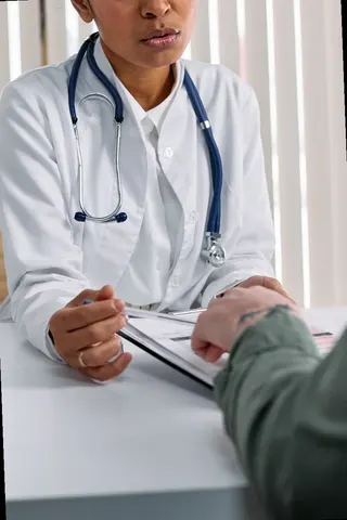 persona consultando información sobre ciprofloxacino