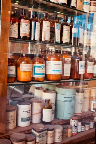 persona consultando información sobre medicamentos