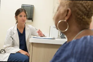 hombre consultando información médica